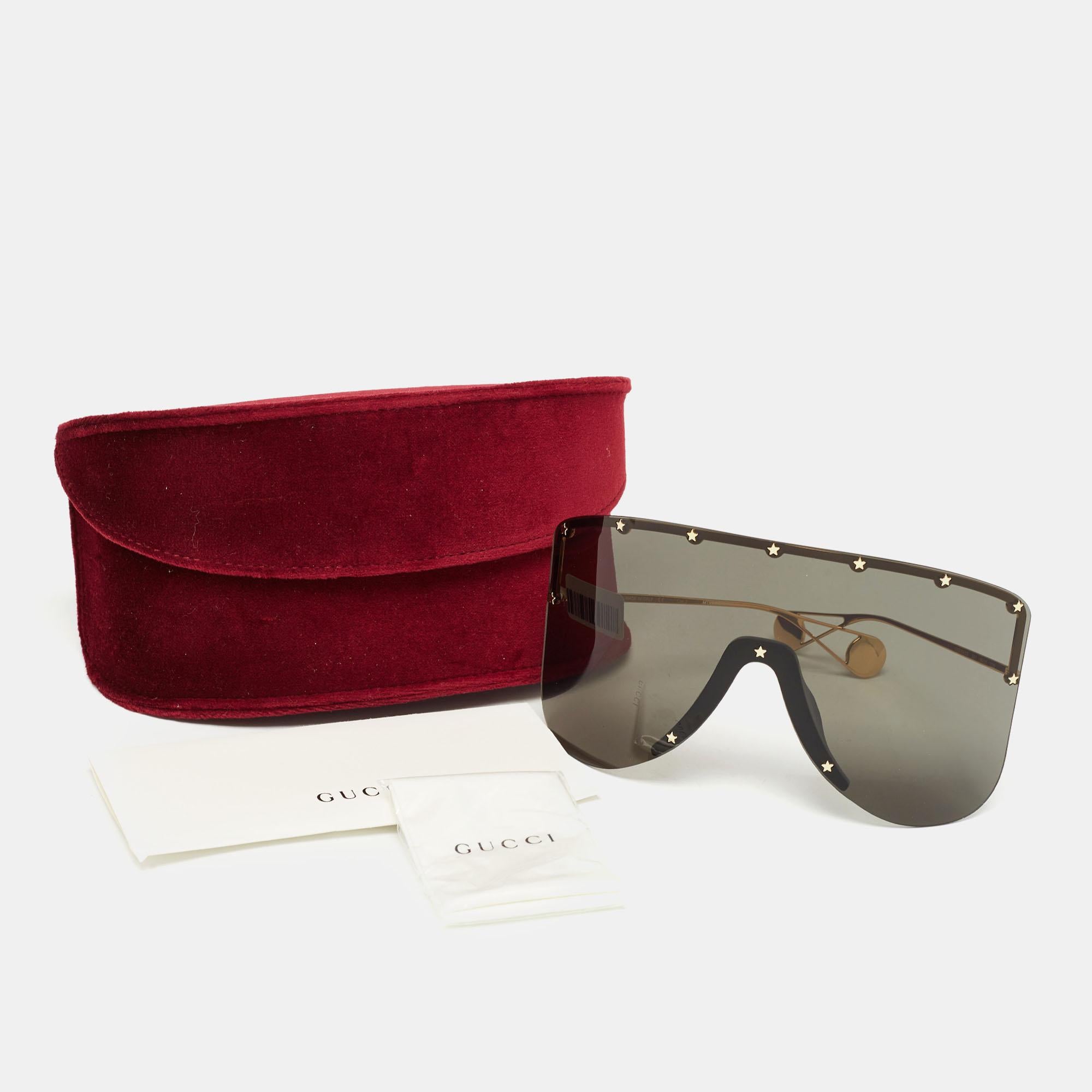 Gucci Schwarz/Gold GG0541S Nieten Maske Schild-Sonnenbrille mit Nieten im Angebot 1