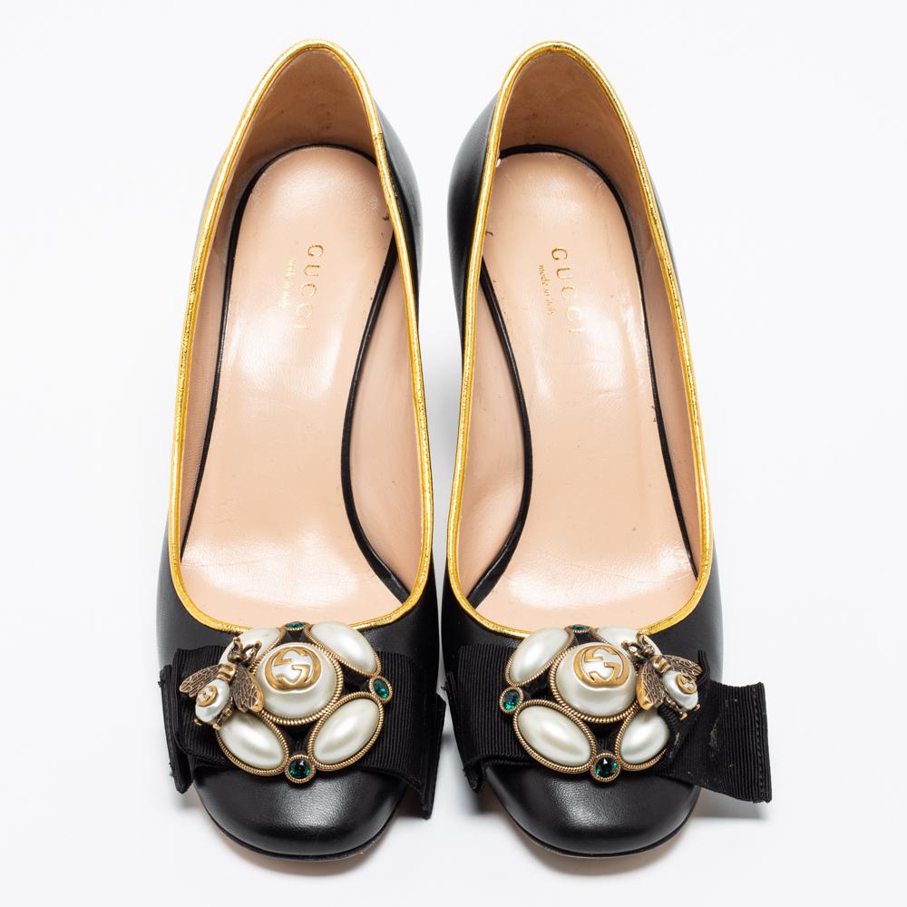 The gold trim against the black exterior lends this pair of Gucci pumps a luxe contrast. Crafted from leather, the design is beautified with faux pearl embellishment and the branded bee motif on the vamps. The 8cm heels of these shoes will add