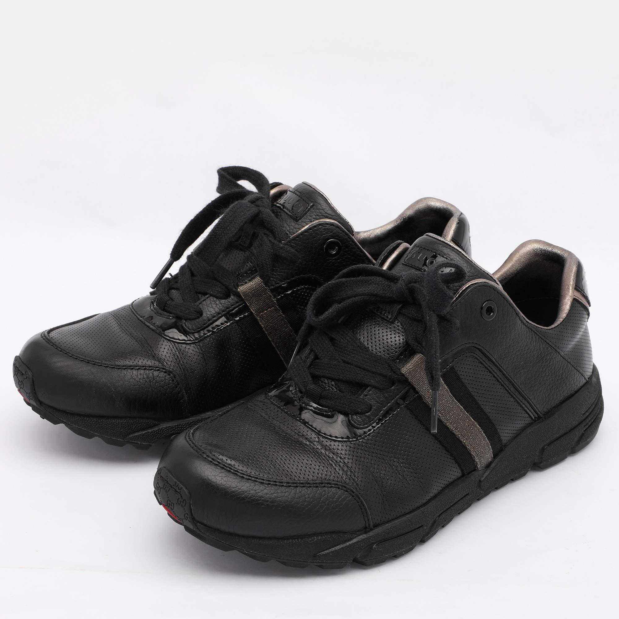 Mit diesen schwarz-goldenen Sneakers von Gucci sind Sie auf der Höhe der Zeit. Die Kombination aus beliebten Elementen und unübertroffenem Komfort macht diese Sneaker zu einem echten Hingucker an Ihren Füßen.