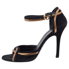 Schwarze/goldene Gucci-Sandalen aus Wildleder und Leder mit Knöchelriemen Größe 38,5
