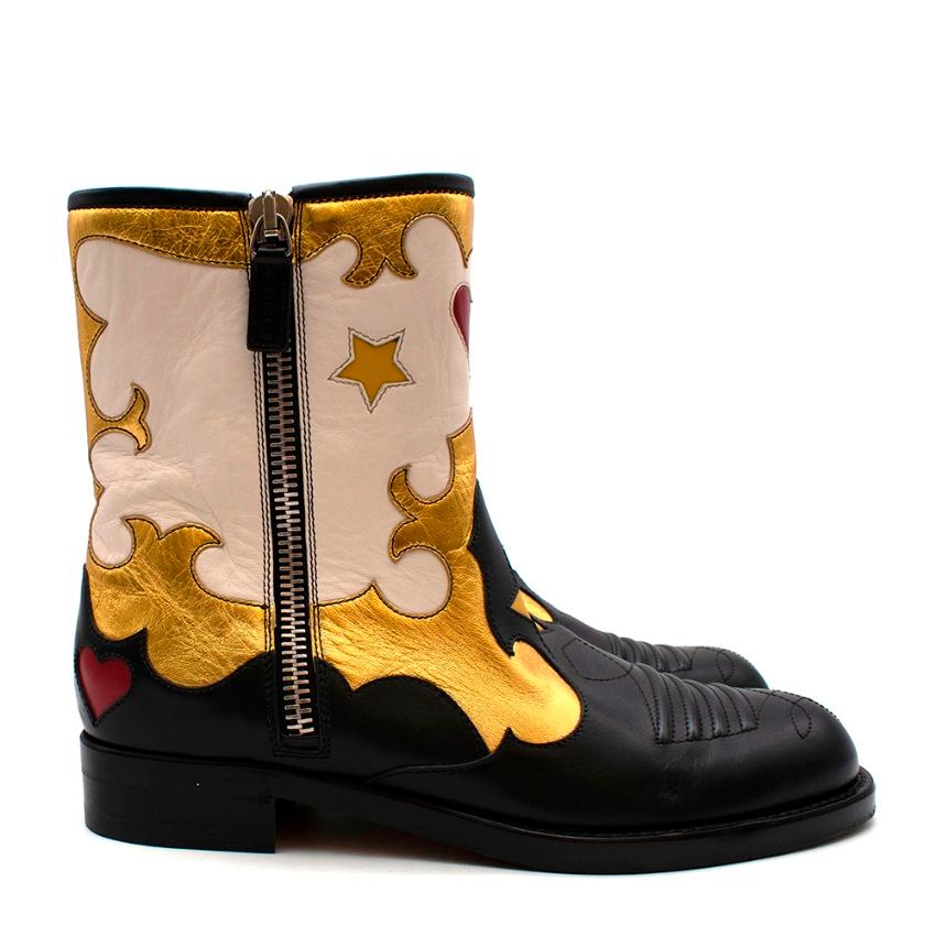 Gucci Black Gold & White Leather Western Boots

-Made of luxurious soft leather 
-Gorgeous patchwork western inspired details 
-Top stitching details to the toes 
-Zip fastenings to the sides 
-Soft leather lining for extra comfort 
-Super trendy,