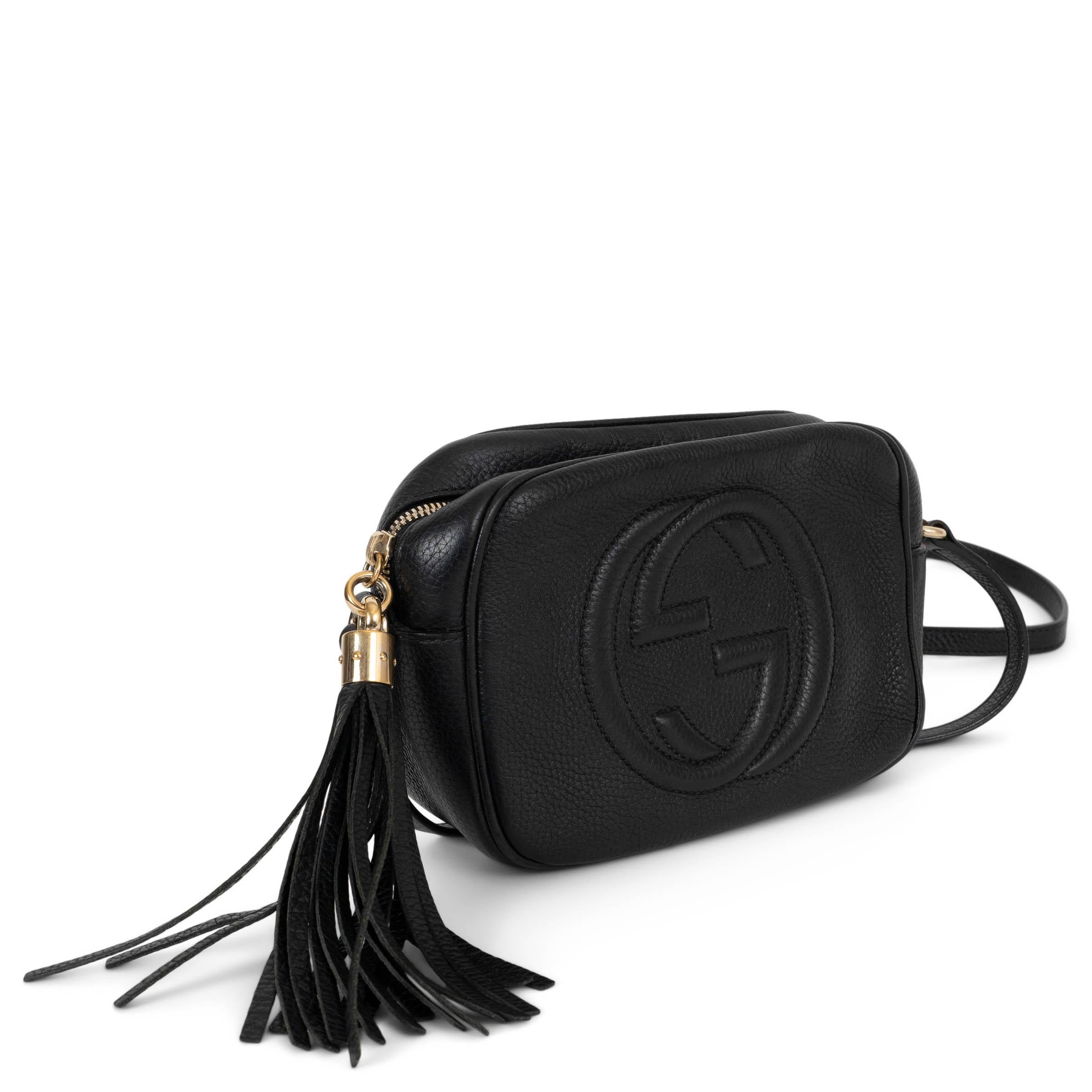 Ce sac d'appareil photo Gucci Soho Disco, 100% authentique, en cuir grainé noir, est un classique moderne à l'allure décontractée et luxueuse. Embossé du logo emblématique GG sur le devant, il est doté de ferrures en Icone et d'une tirette de