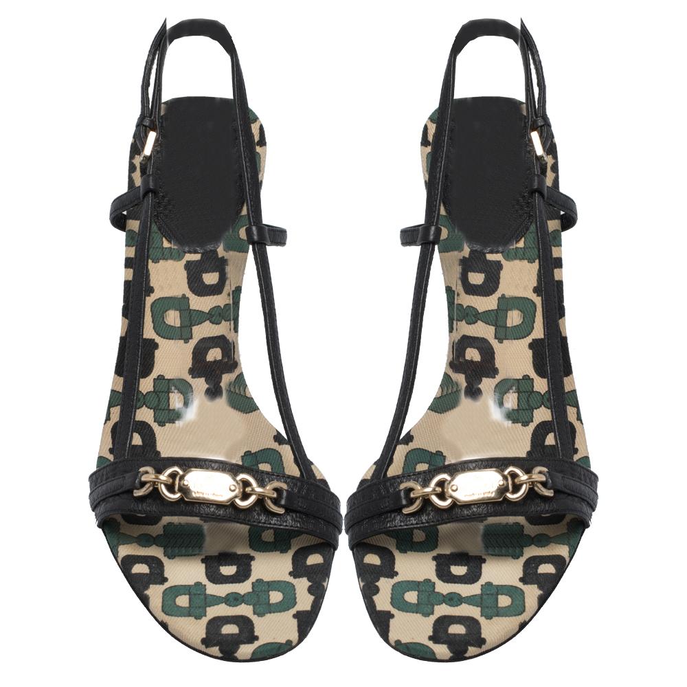These sandals from Gucci will lend a stylish and playful edge to your feet. Crafted from quality leather in Italy, they carry lovely hues of black & green. They are styled with open toes, vamp straps embellished with the brand logo, buckled