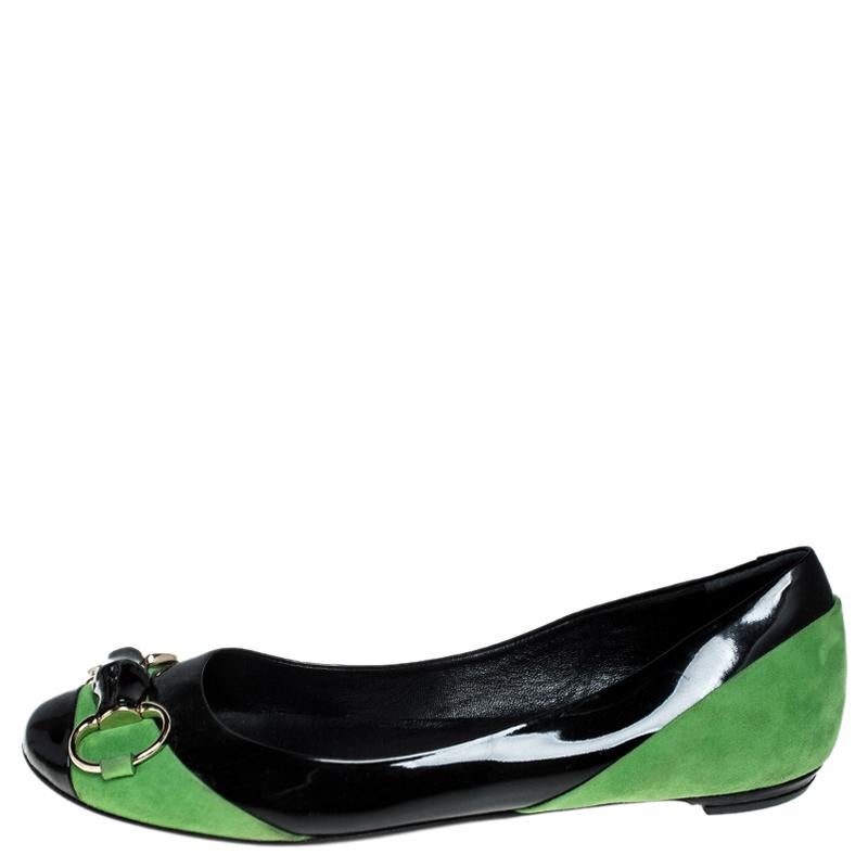 This pair of Gucci's flats combine comfort with style. Crafted from black patent leather and green suede, they feature round toes and Horsebit motifs with bamboo on the uppers. This pair can be teamed up well with casuals.

Includes: The Luxury