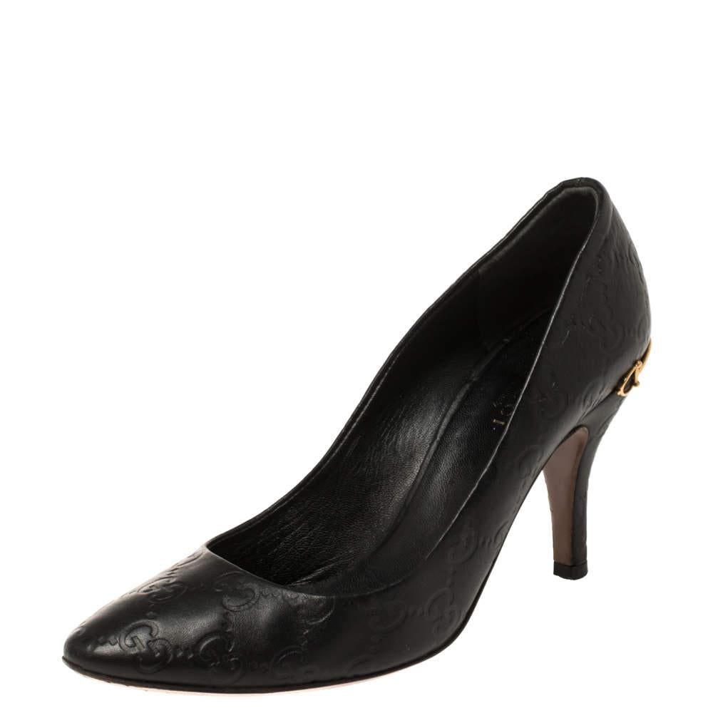 Walk around while flaunting a look of grace and sophistication with this pair of pointed-toe pumps from the house of Gucci. These shoes, crafted from quality Guccissima leather, features a classic black-hued surface and signature Horsebit detail in
