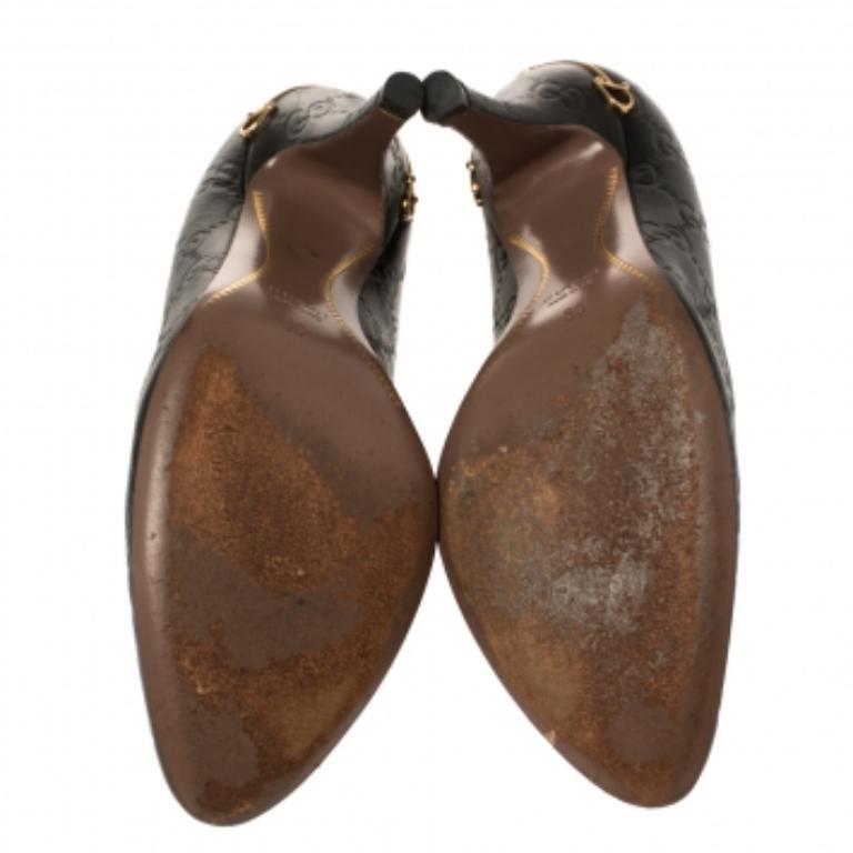 Walk around while flaunting a look of grace and sophistication with this pair of pointed-toe pumps from the house of Gucci. These shoes, crafted from quality Guccissima leather, features a classic black-hued surface and signature Horsebit detail in