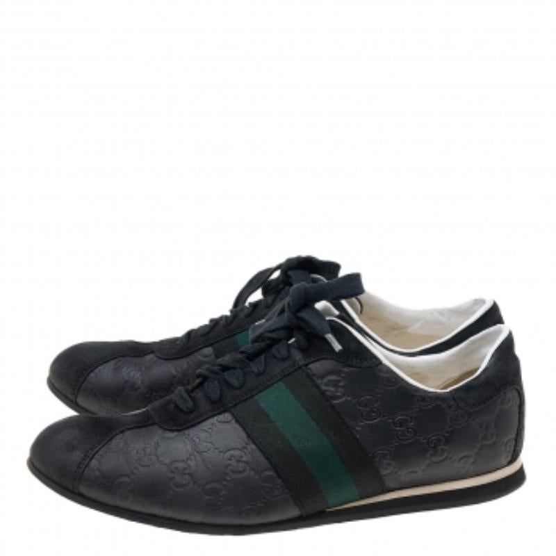Queste sneakers di Gucci sono semplici ma eleganti. Sono state realizzate in pelle Guccissima e progettate con finiture in pelle scamosciata e lacci. Queste sneakers sono perfette per esaltare il proprio stile casual.
