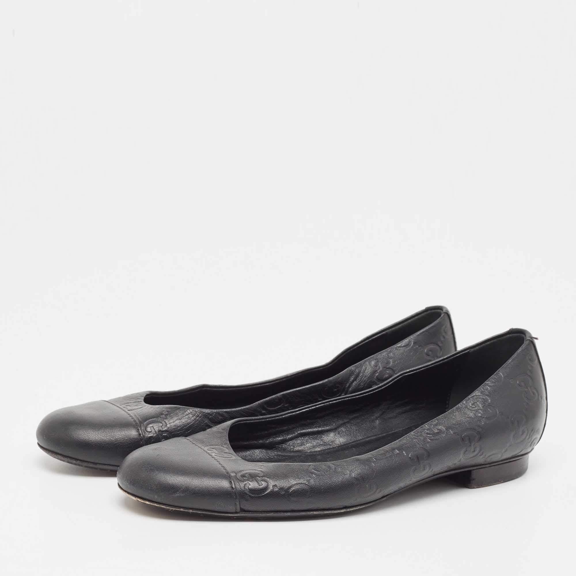Complétez votre look en ajoutant ces ballerines noires Gucci à votre jolie garde-robe. Ils sont fabriqués avec soin pour garantir un ajustement et un style parfaits.