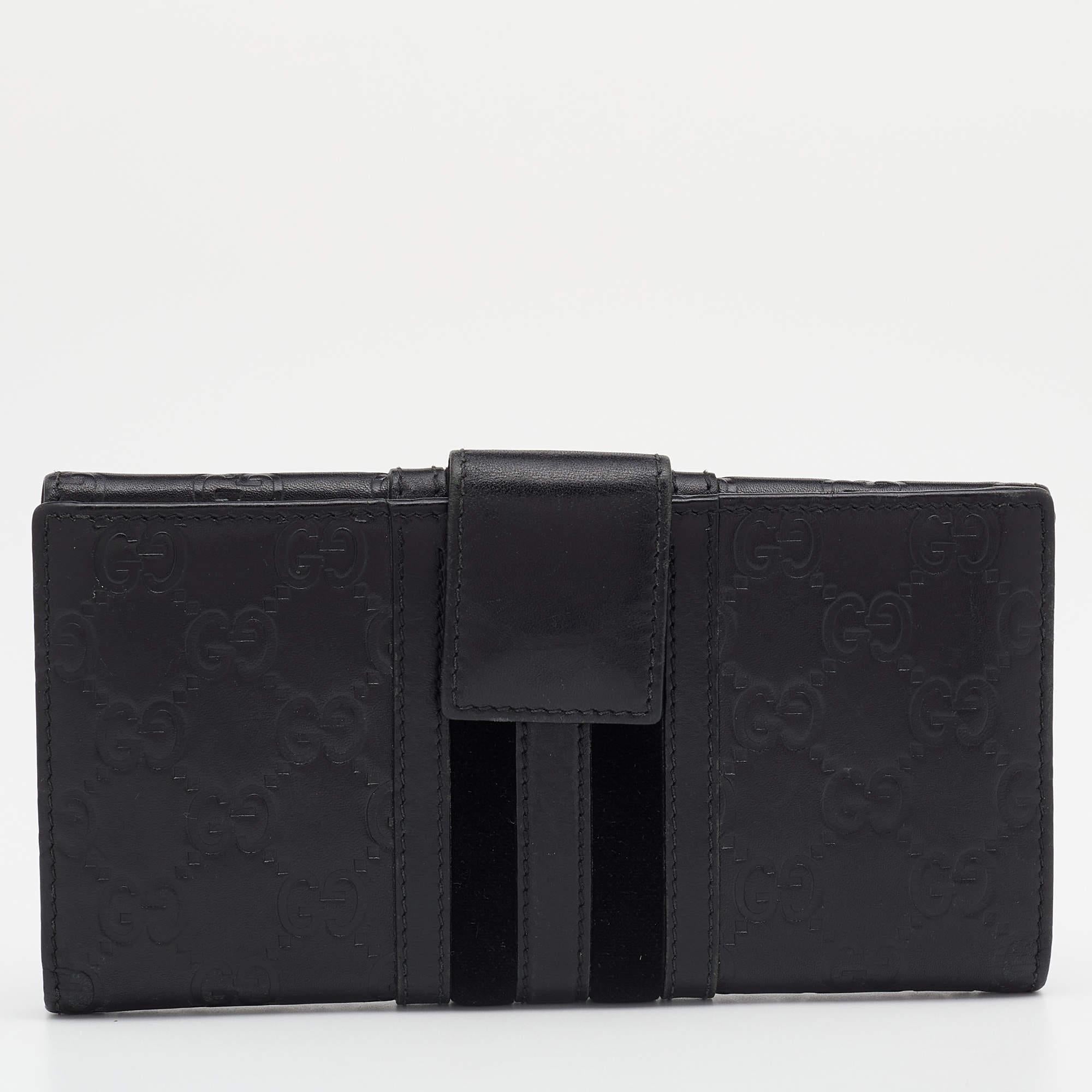 This Gucci wallet has a look of luxury. It is crafted from Guccissima leather as a bifold and equipped with compartments and multiple slots to neatly house your cards and cash.


