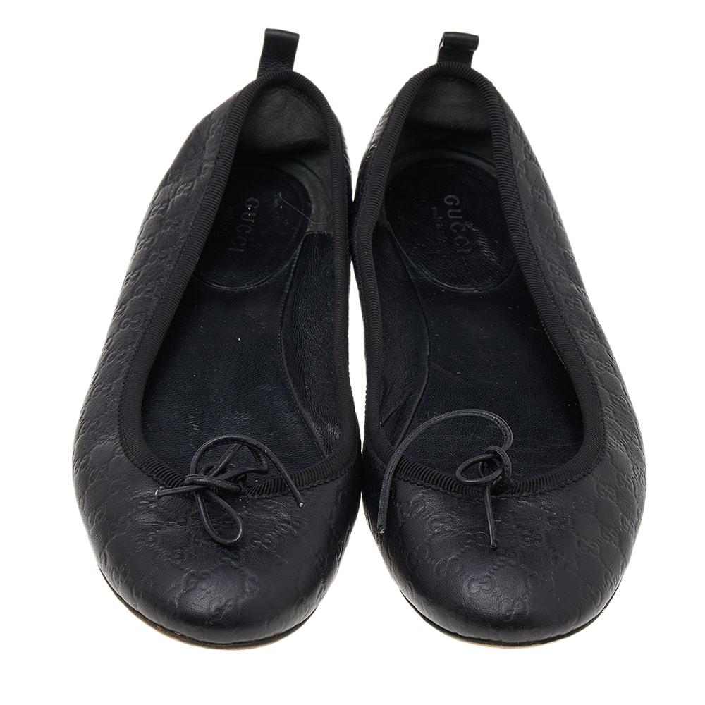 These black flats from Gucci are minimally stylish, designed perfectly for all-day use. The Guccissima leather flats feature bows and they bring a snug fit. Stay comfortable at work or outside in these beautiful ballet flats.

