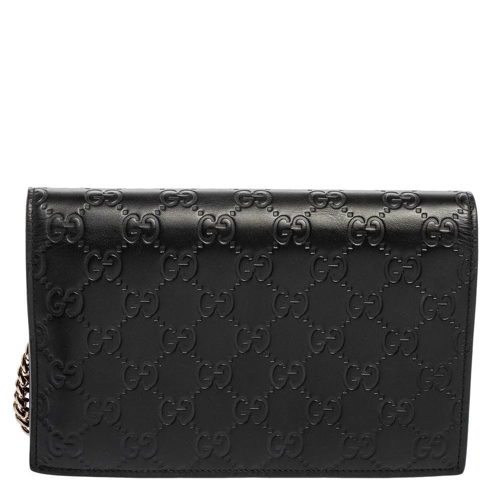 Get the assurance of quality and style that never fades with this Gucci Wallet On Chain. It is sewn using Guccissima leather and the interior has a wallet-like layout with space for cards, cash, and coins. The Gucci WOC is complete with a shoulder