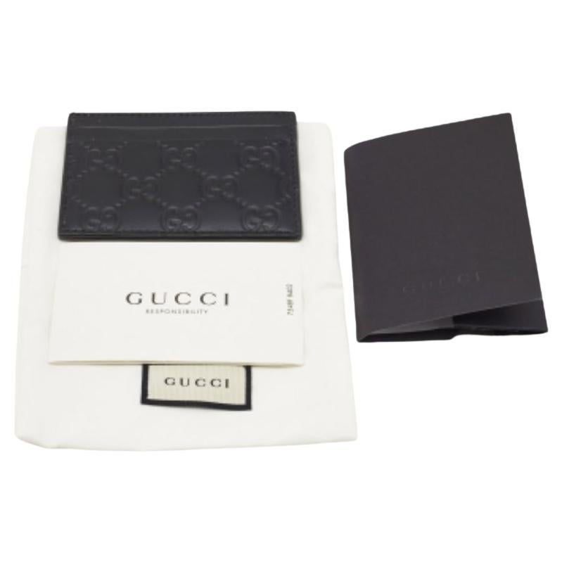 Questo elegante e funzionale portacarte è un accessorio indispensabile. È dotato di più fessure ben allineate per contenere le tue carte.
