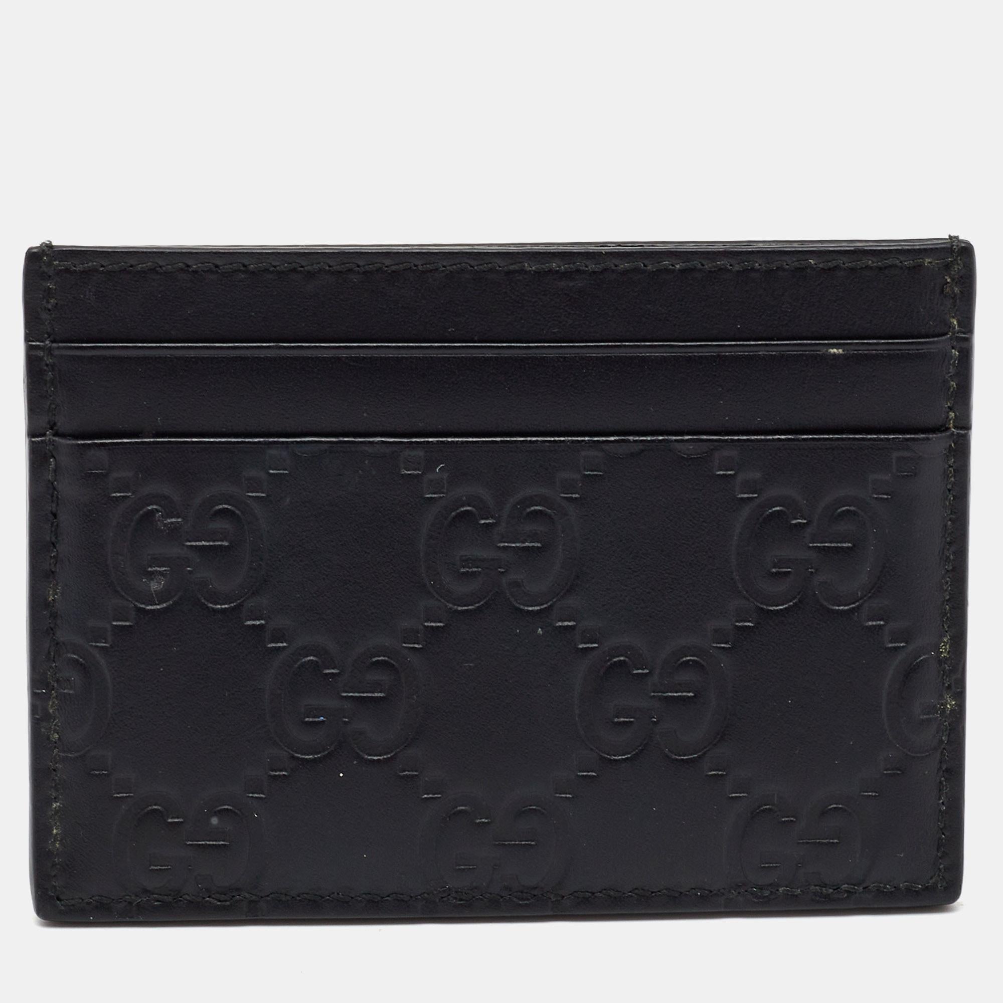 This stylish and functional cardholder is a must-have accessory. It is equipped with multiple, well-lined slots to hold your cards.

Includes: Original Dustbag, Info Booklet, Invoice

