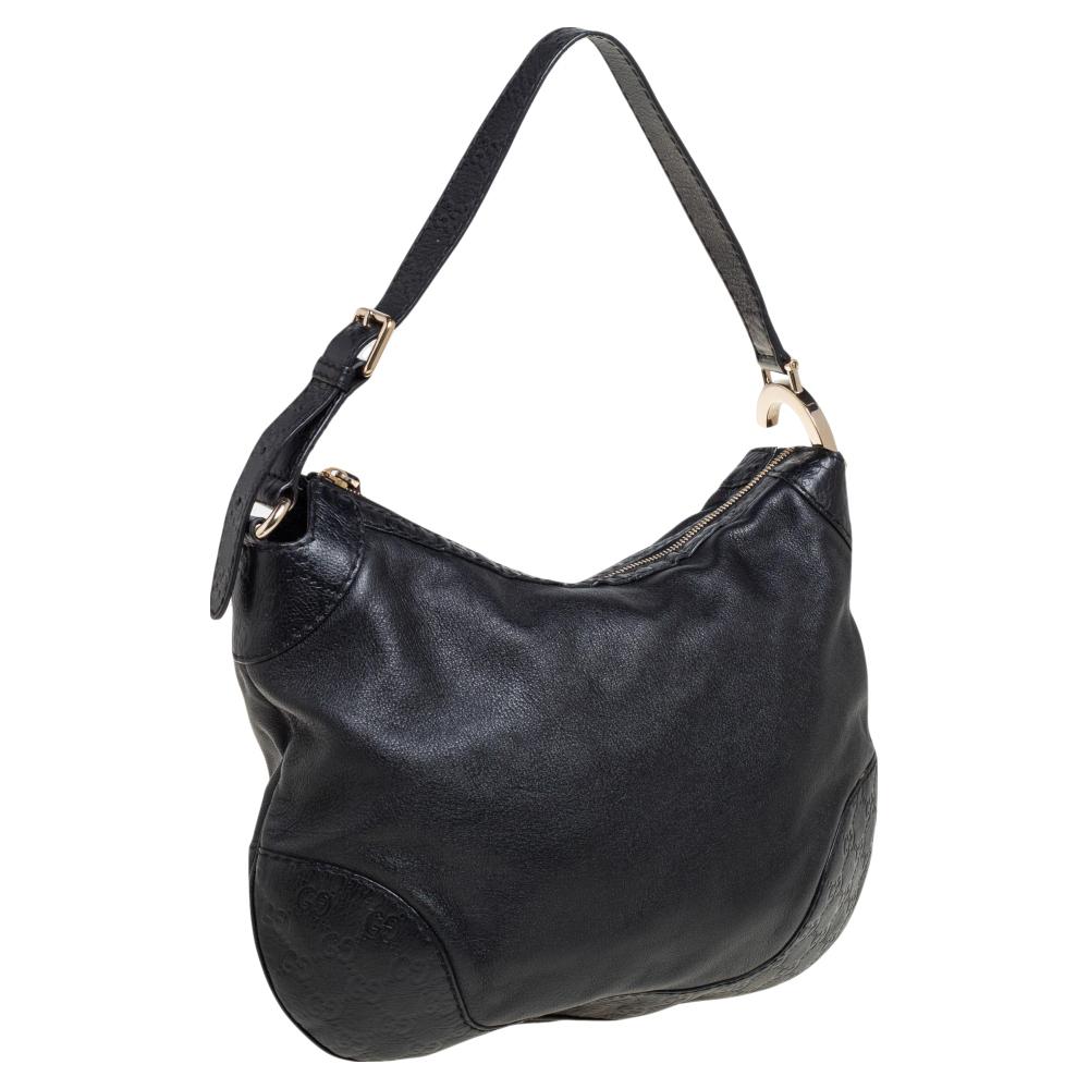 This Charlotte hobo from the house of Gucci will be your perfect everyday accessory. Crafted from black leather, it comes adorned with Guccissima panels. It has a single handle that is attached to the bag with the brand's initials as a link. It is