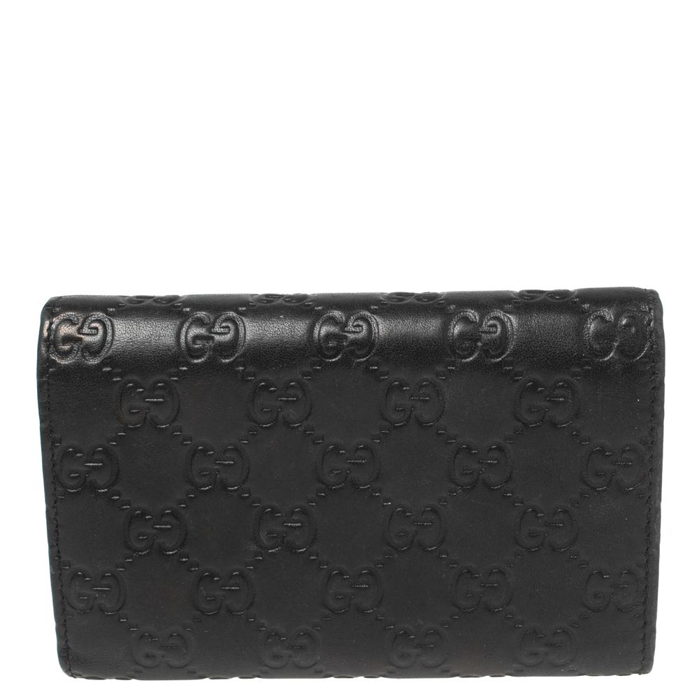 Stacked with signature details of the House, this continental flap wallet from Gucci will bring signature charm and beauty to your style. It is made from black Guccissima leather on the exterior with gold-toned fittings adorning its shape. It