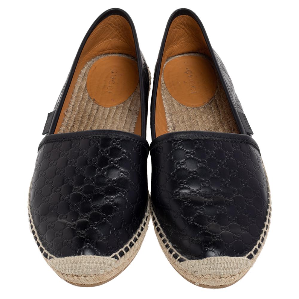 Continue to be your fashionable self even in your casuals by owning these espadrille loafers from Gucci. They've been crafted from black Guccissima leather in a slip-on style. These flats have braided jute midsoles and comfortable insoles for your