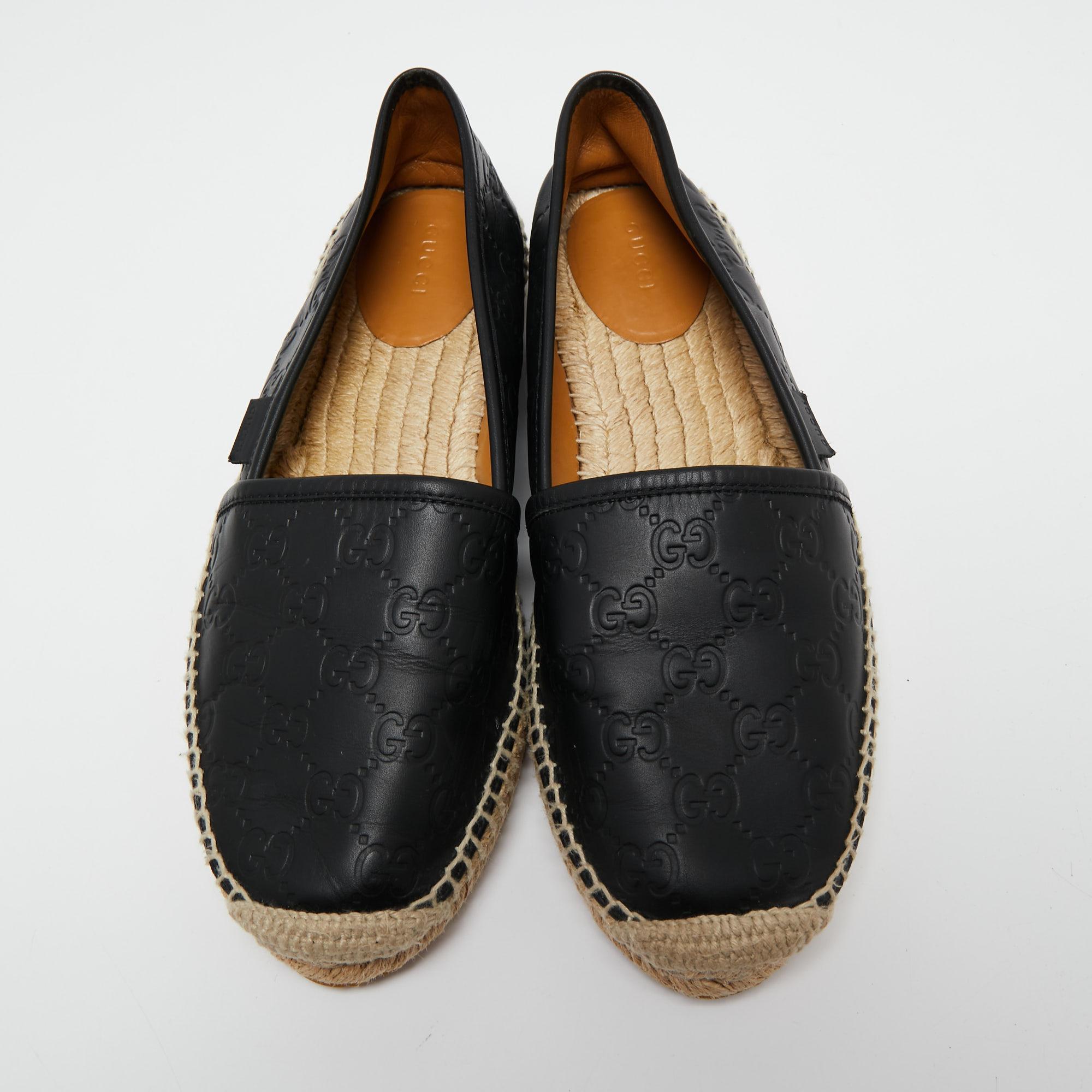 These Gucci espadrille flats are a summer staple you will love wearing again and again. Formed using leather, they have the Guccissima embossing all over and are set on hand-crafted soles.

