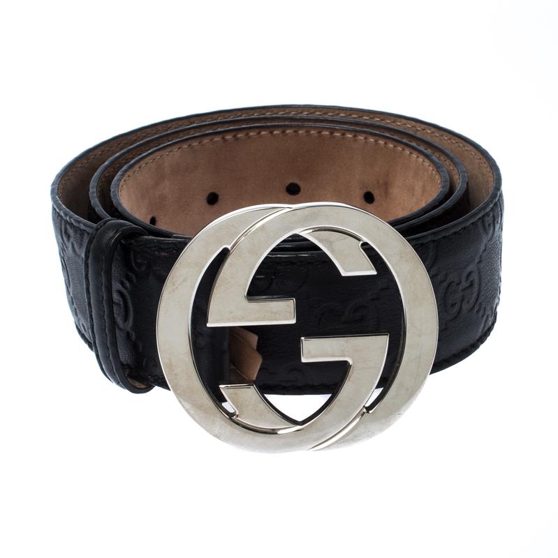 Light up your belt collection by adding this buckle belt from Gucci. Crafted from classic Guccissima leather, the piece is complete with the iconic interlocking GG buckle and a single loop. The sophisticated belt can be styled with various
