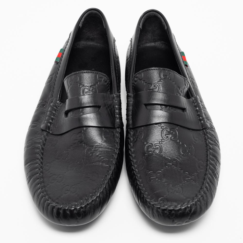 The House of Gucci brings you these smart and sophisticated loafers to enable you to walk in complete style. Made from black Guccissima leather, they exhibit a Penny strap on the vamp, an Interlocking G accent at the back, and a slip-on style. Treat