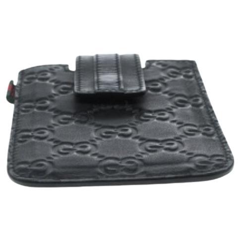 Confeccionada en piel Guccissima, esta funda negra para iPhone de Gucci tiene un interior en el que podrás guardar tu querido iPhone. Es práctico y merece la pena comprarlo.