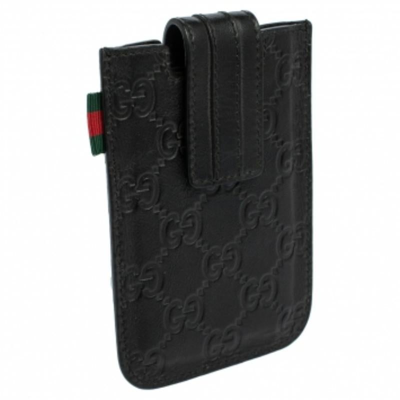 Confectionné en cuir Guccissima, cet étui noir pour iPhone signé Gucci est doté d'un intérieur qui accueillera consciencieusement votre cher iPhone. Il est pratique et vaut la peine d'être acheté.
