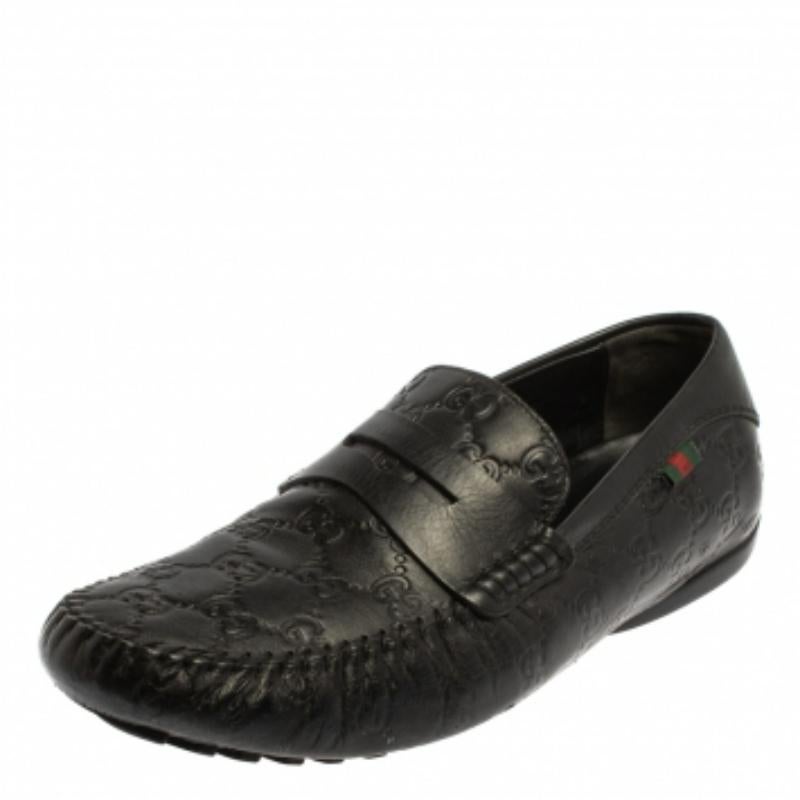Exquisite and well-crafted, these Gucci loafers are worth owning. They have been crafted from the signature Guccissima leather and they come flaunting a black shade with Penny keeper straps on the vamps and GG logo detailing on the counters. The