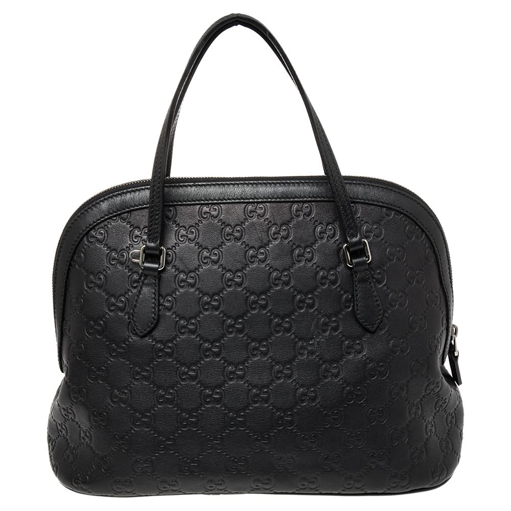 Acquire an elegant look wearing this Dome bag that has come from the house of Gucci. Its black color exudes a subtle vibe, and Guccissima leather speaks luxury. The versatility lies in the dual-rolled handles and long shoulder strap that allows you