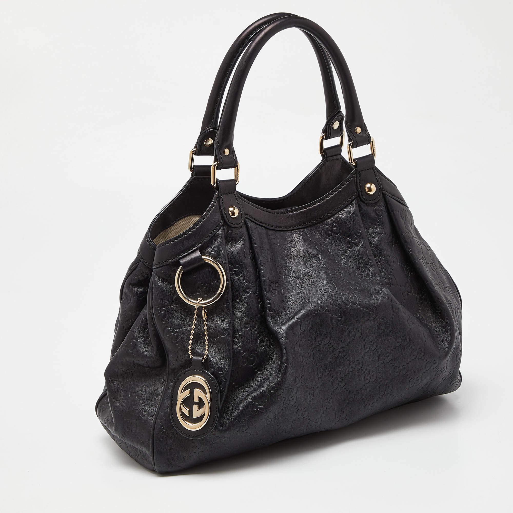This alluring tote bag for women has been designed to assist you on any day. Convenient to carry and fashionably designed, the tote is cut with skill and sewn into a great shape. It is well-equipped to be a reliable accessory.


