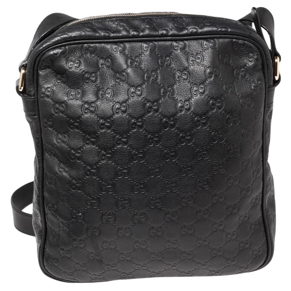 Trust this Gucci messenger bag to offer functional ease and a comfortable carrying experience. Crafted beautifully using Guccissima leather, the bag has a front pocket and the brand label. It is equipped with an adjustable shoulder strap and a