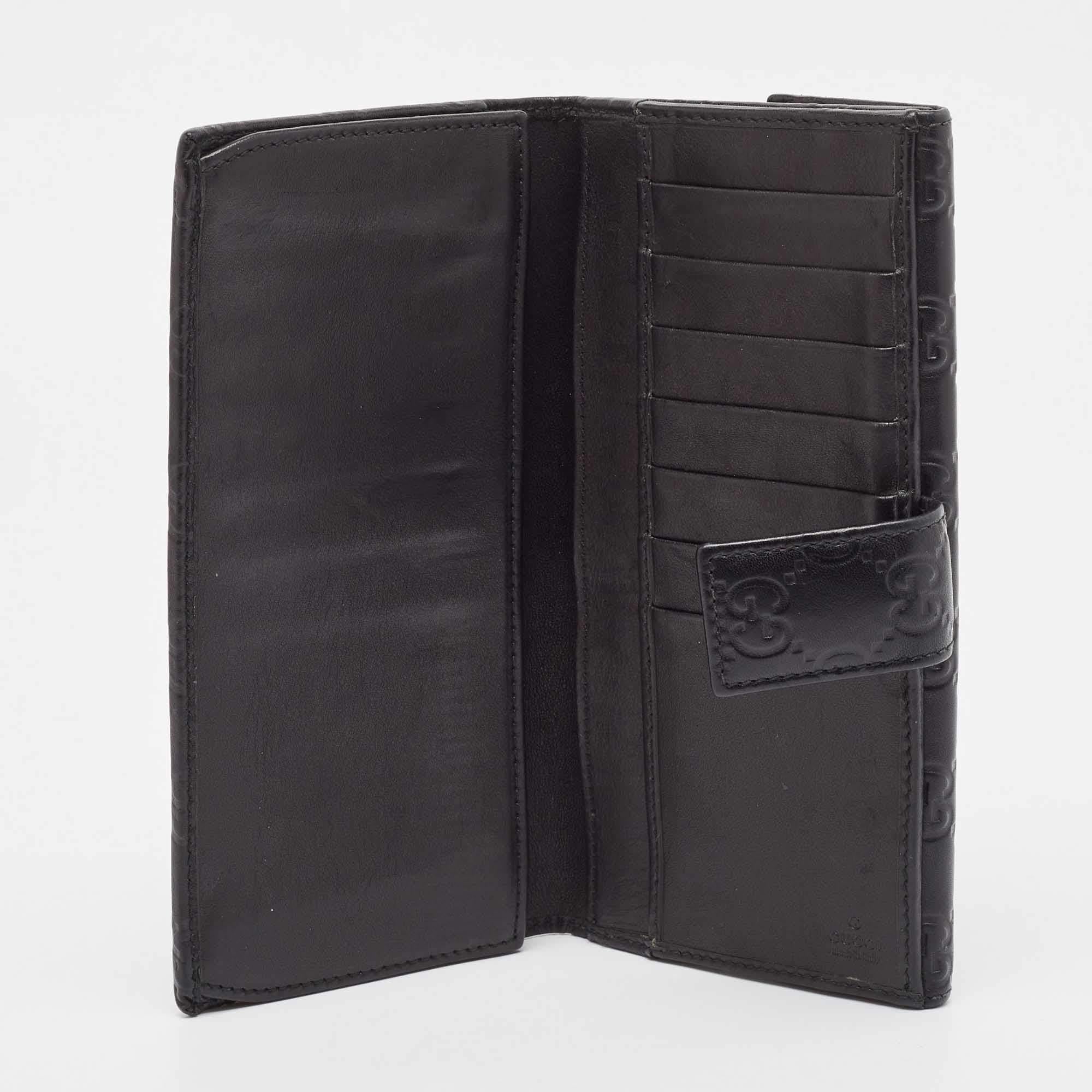 This designer wallet is an immaculate balance of sophistication and rational utility. It has been designed using prime quality materials and elevated by a sleek finish. The creation is equipped with ample space for your monetary essentials.