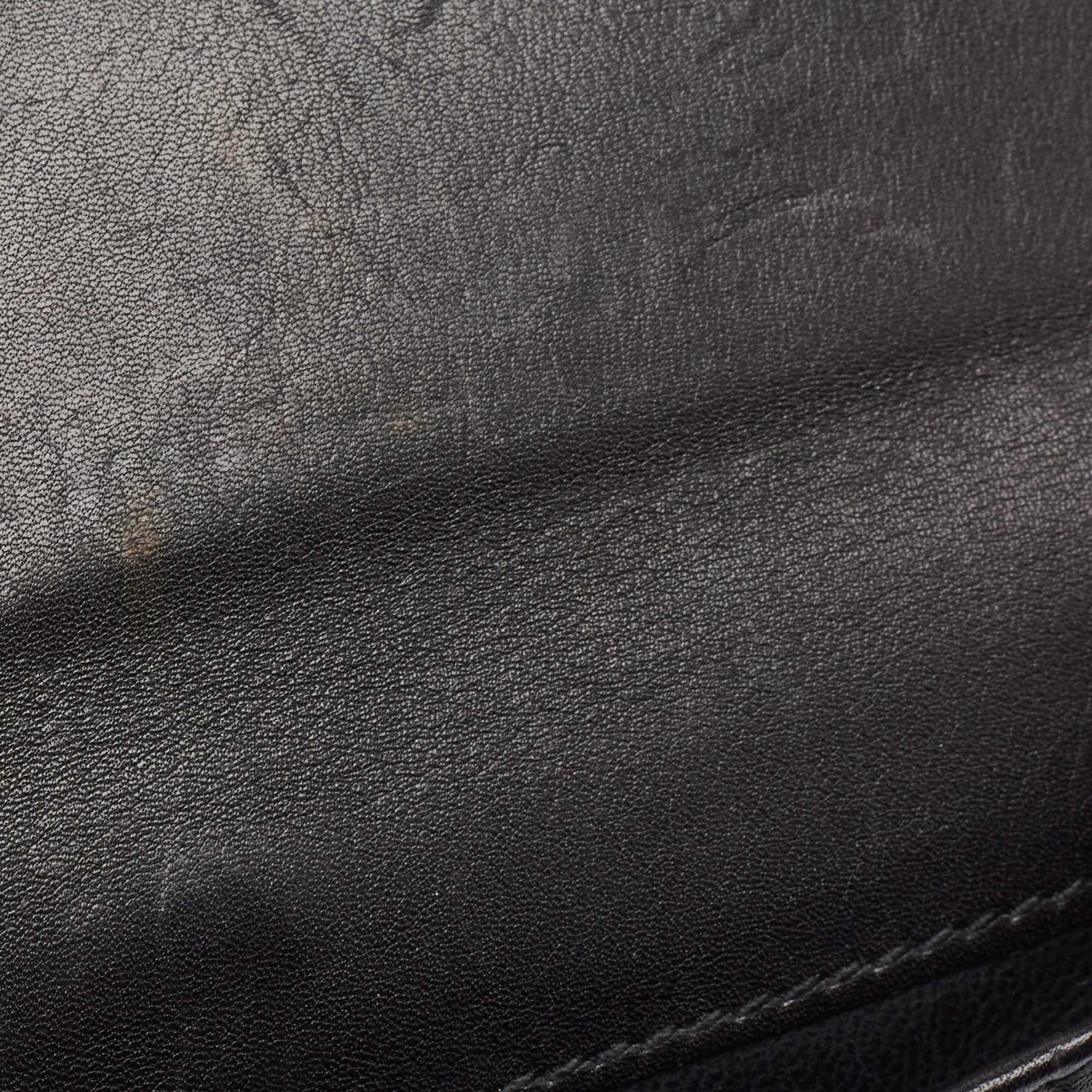 Gucci Black Guccissima Leather Metal Bar Continental Wallet In Good Condition For Sale In Dubai, Al Qouz 2