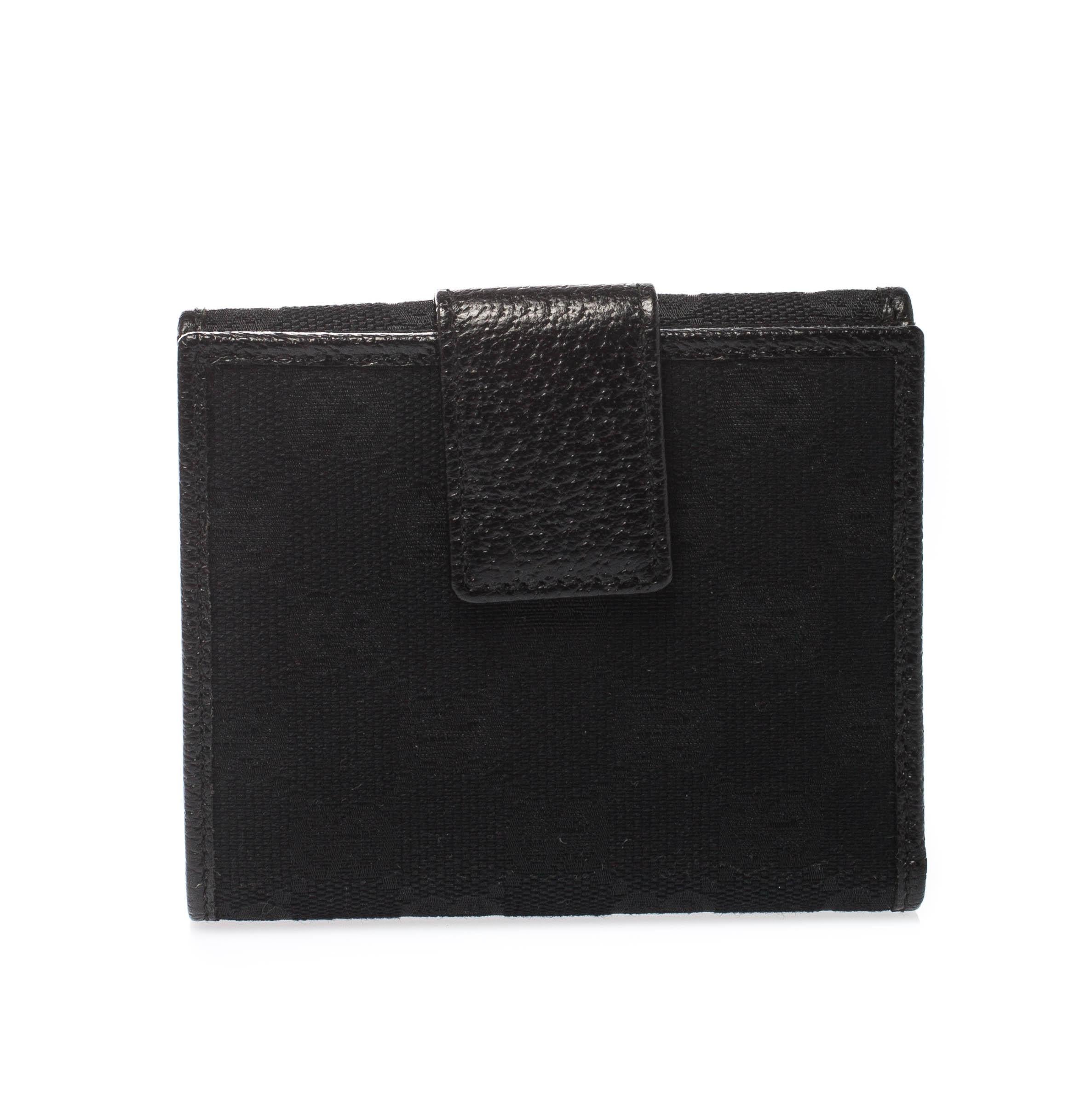 Now here's a wallet that is both stylish and functional. This French wallet by Gucci has been crafted from Guccissima leather and detailed with a name plaque in silver-tone on the front flap closure. It opens to reveal multiple slots and slip