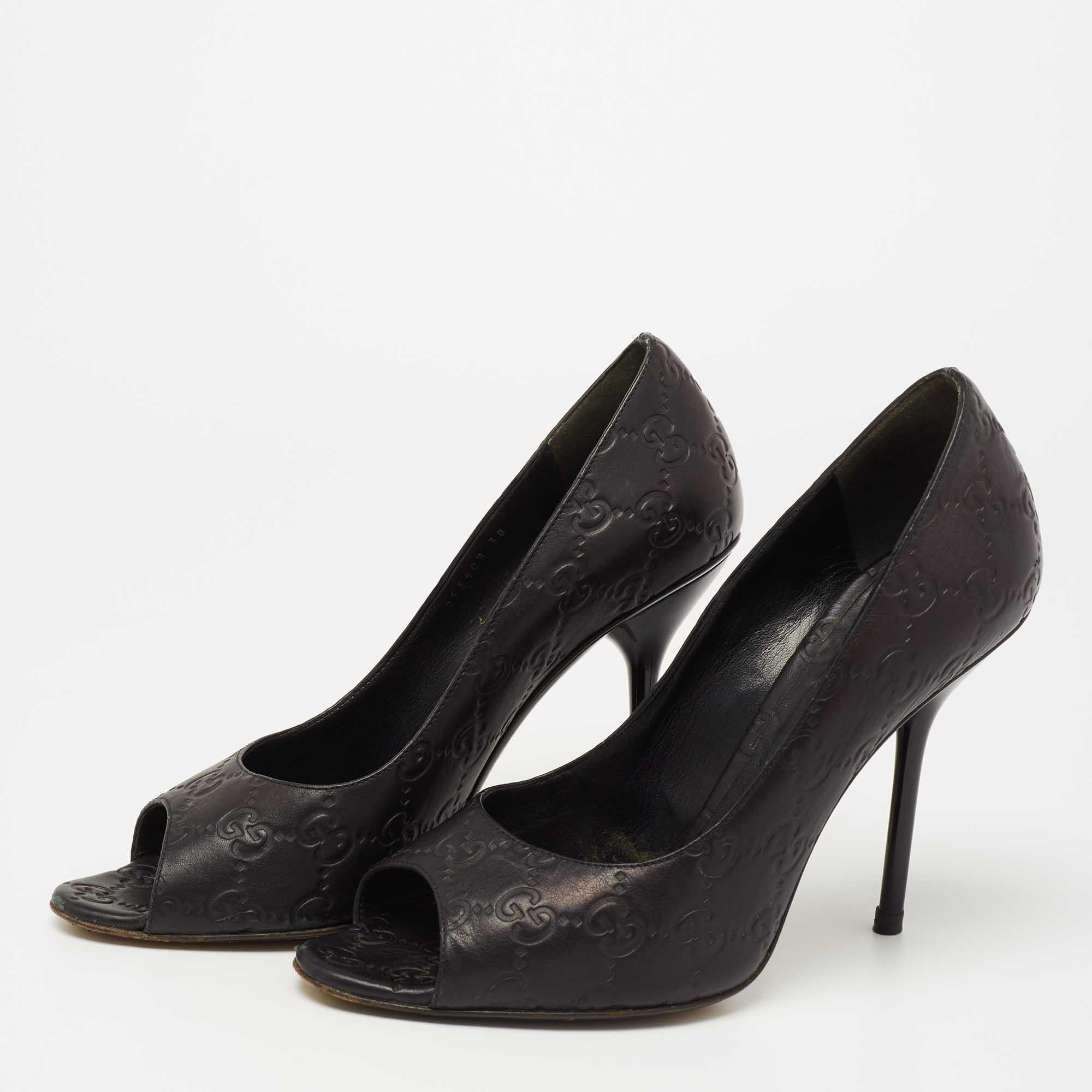 Introduce your shoe closet to an addition as lovely as this black pair of pumps from Gucci. It is crafted from Guccissima leather and designed with open toes and 10.5cm heels.