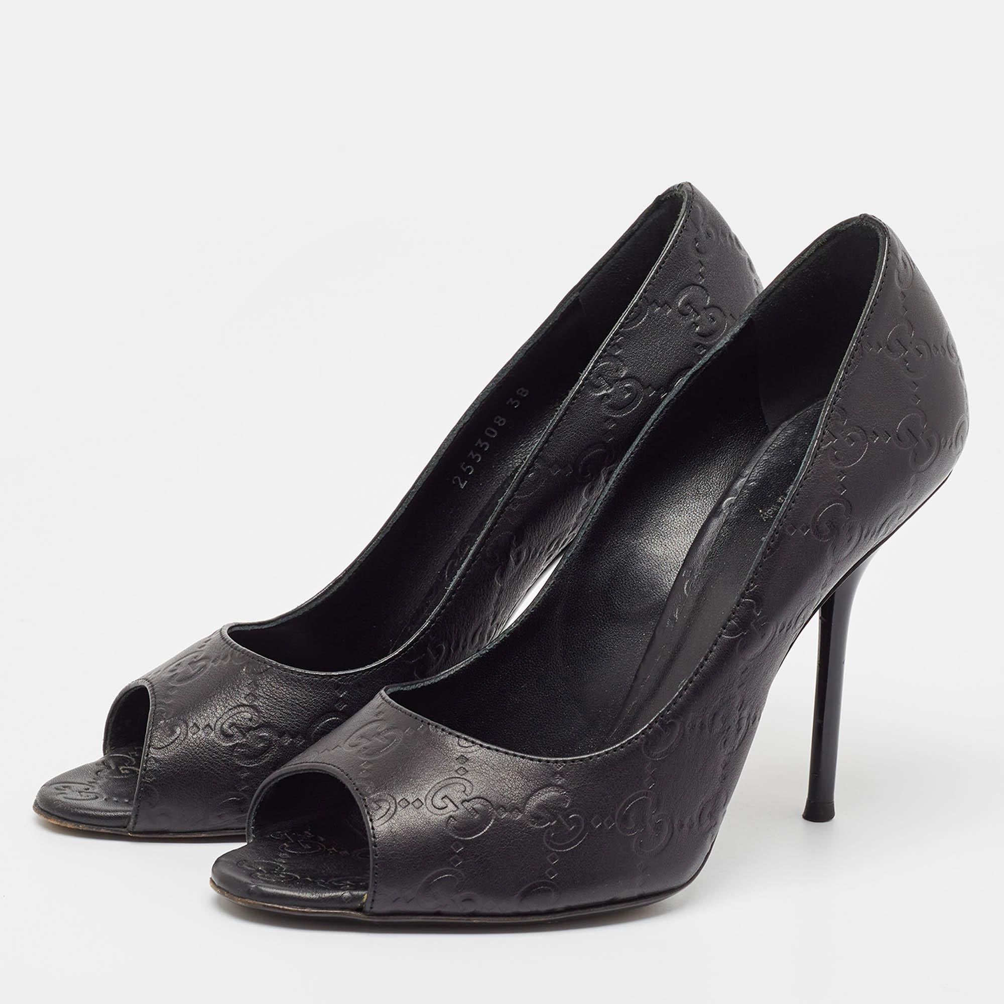 Fate una dichiarazione di stile chic con queste décolleté di design. Presentano tacchi robusti e suole resistenti, perfetti per le tue uscite alla moda.