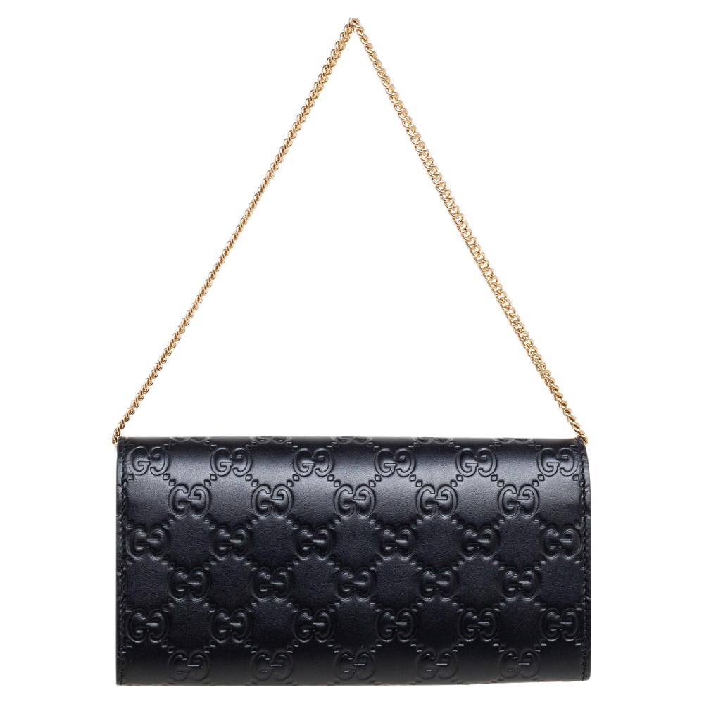 Organizing your party essentials will get easy with this wallet from Gucci. Giving it a signature touch, the GG logo is embossed into Guccissima leather and features a padlock with the brand name lettered on it in a gold tone. The several
