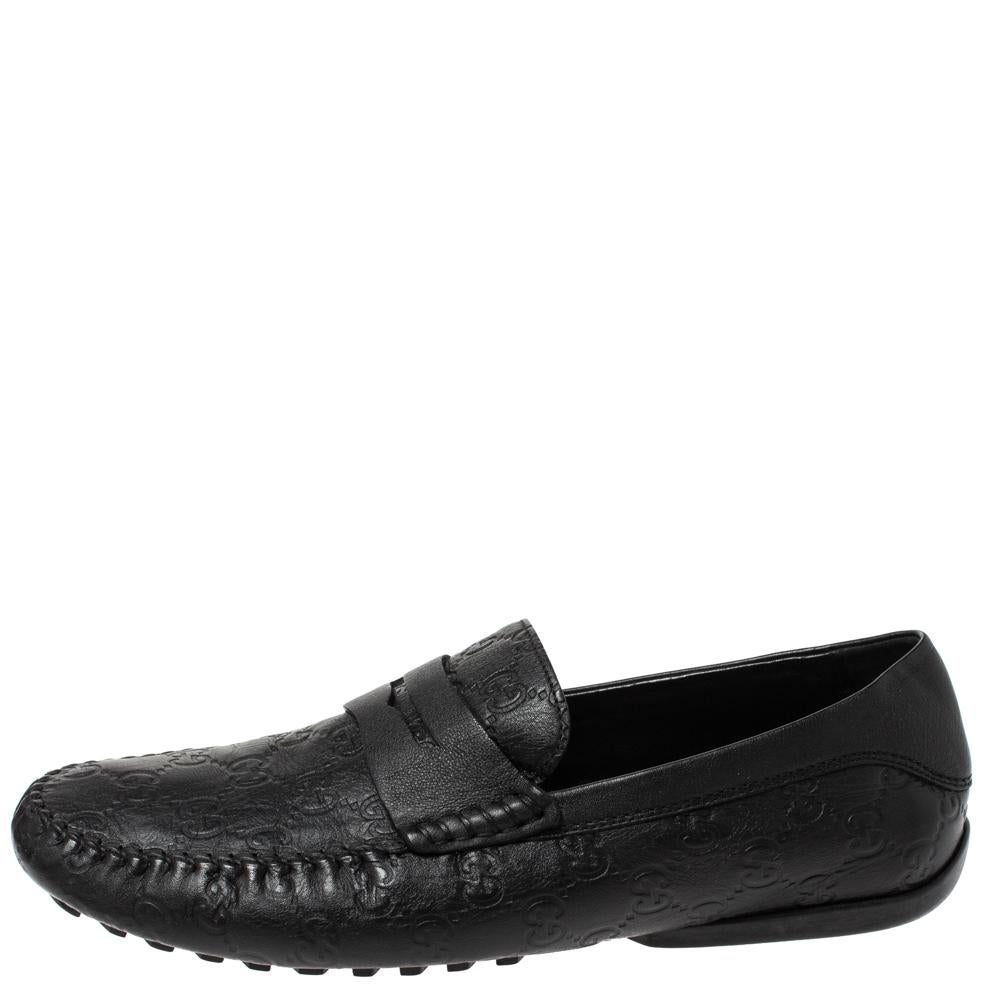 Stylish and super comfortable, this pair of loafers by Gucci will make a great addition to your shoe collection. They have been crafted from Guccissima leather and styled with Penny keeper straps on the vamps. Leather insoles and rubber outsoles