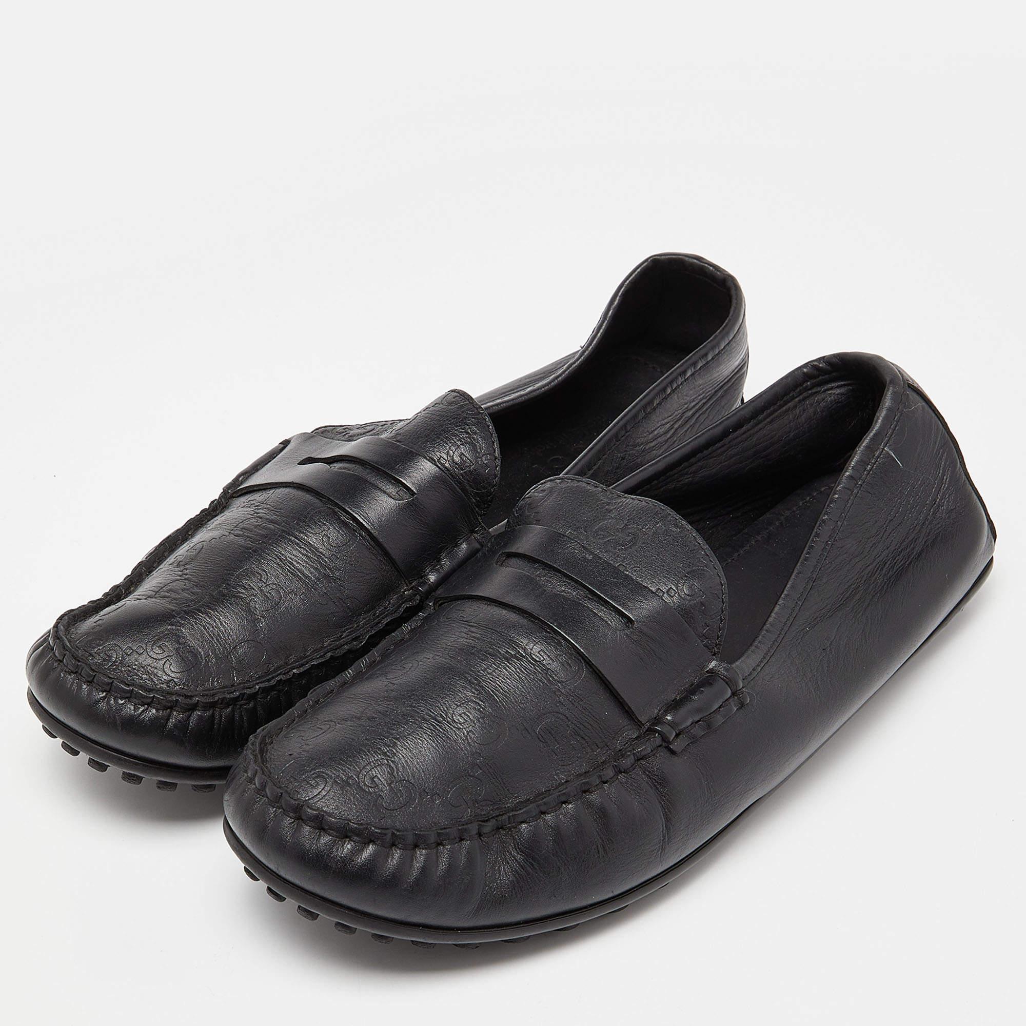 Praktisch, modisch und strapazierfähig - diese Gucci Loafers sind sorgfältig gefertigt, um Ihren täglichen Stil zu begleiten. Sie werden aus den besten MATERIALEN hergestellt und sind ein wertvoller Kauf.

