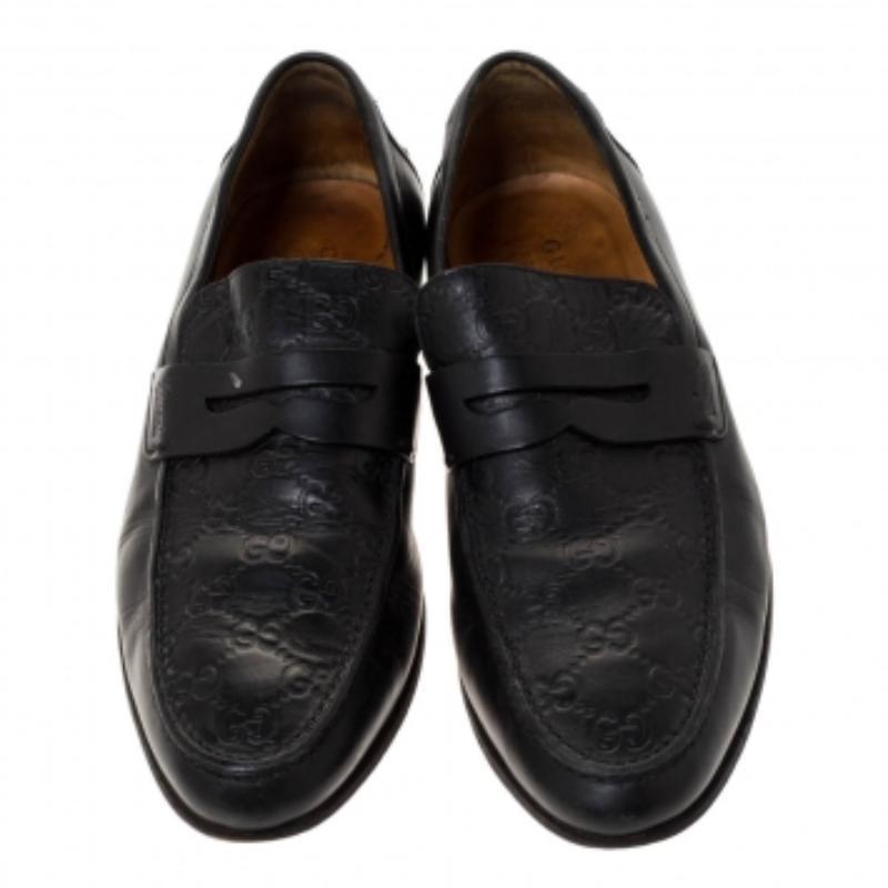 Diese eleganten und superbequemen Loafer von Gucci sind eine tolle Ergänzung für Ihre Schuhsammlung. Sie sind aus Leder gefertigt und mit einem Guccissima-Muster und Penny-Riemen an der Lasche versehen. Die Innensohle aus Leder und die Laufsohle aus