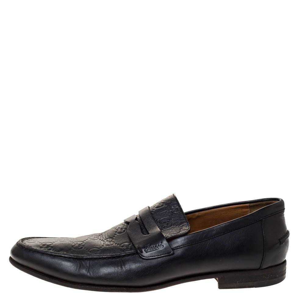 Stylish and super comfortable, this pair of loafers by Gucci will make a great addition to your shoe collection. They have been crafted from leather and styled with Guccissima pattern and Penny keeper straps on the vamps. Leather insoles and rubber