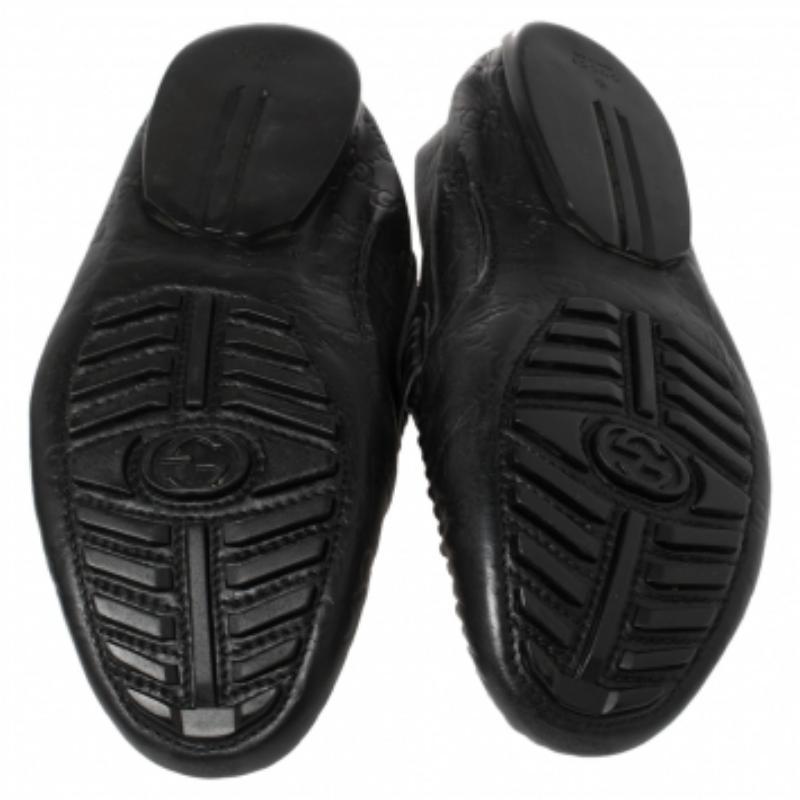 This pair of smart black Gucci shoes is ideal for daily wear or a casual Friday in the office. Crafted in Guccissima leather, these penny slip-on loafers are a perfect blend of comfort, style, and durability.