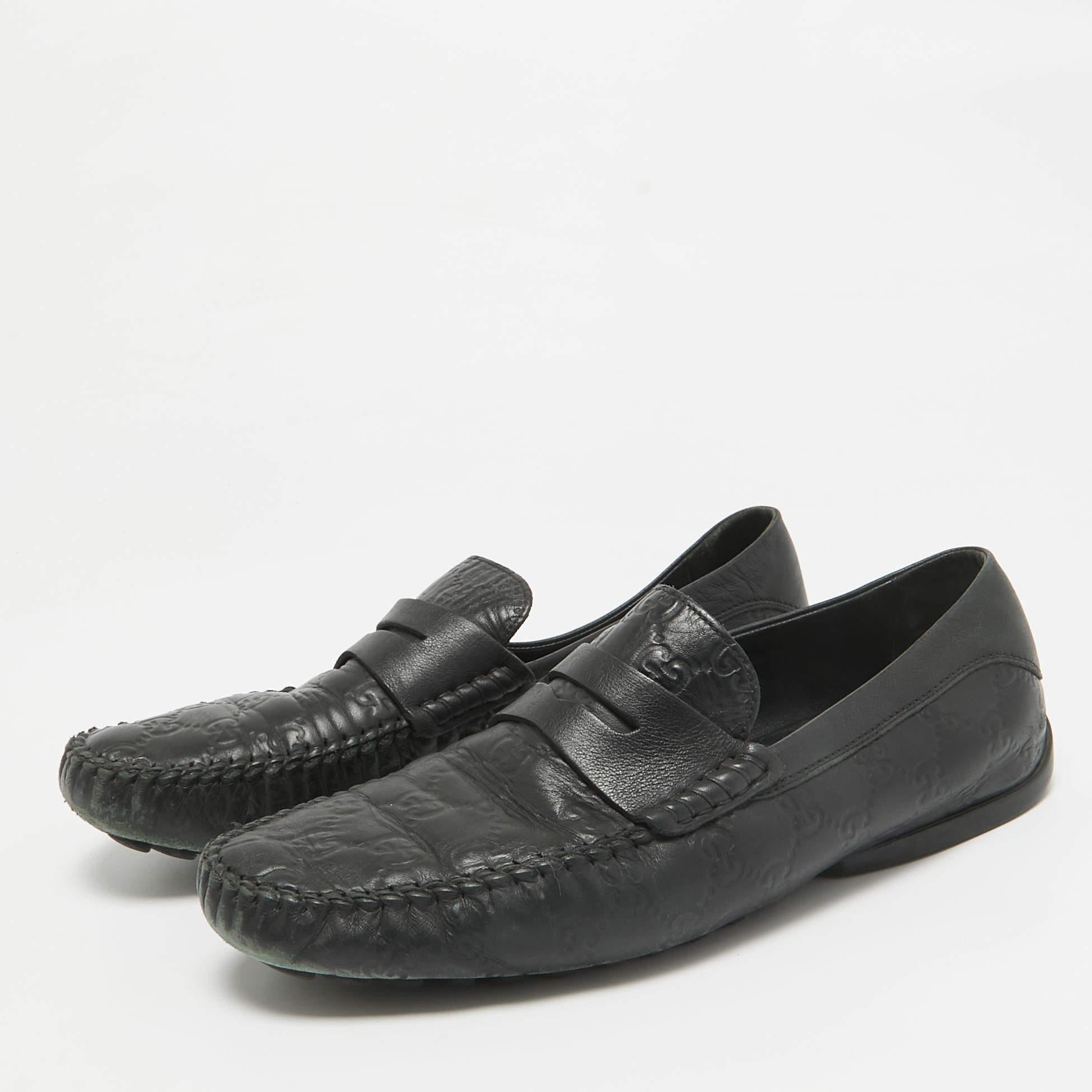 Laissez-vous séduire par le confort et le style classique avec ces mocassins noirs de Gucci. Fabriqué avec talent  Ces chaussures de haute qualité sont parfaitement conçues pour vous accompagner tout au long de la journée.
