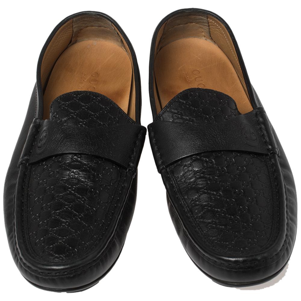 This pair of loafers by Gucci is so comfy, you'll love putting them on wherever you go. The pair has been crafted from Guccissima leather and styled with a GG strap on the vamps. Comfy insoles and rubber outsoles smartly complete the loafers.

