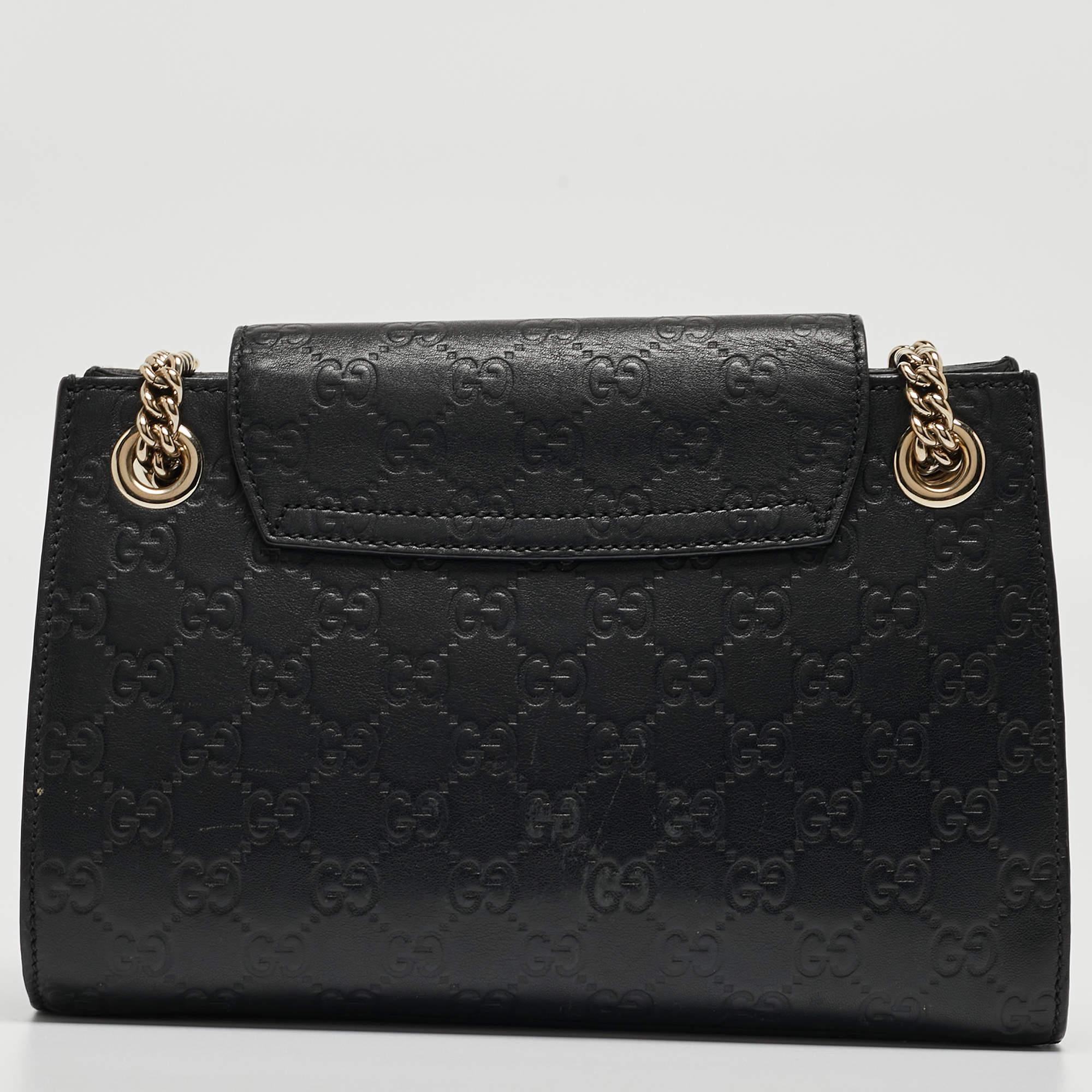 With a perfect blend of archival details and contemporary design, this Gucci Emily bag is desirable. It has impressed the style enthusiasts with its understated charm and embodies an architectural shape. Made from Guccissima leather, it can be