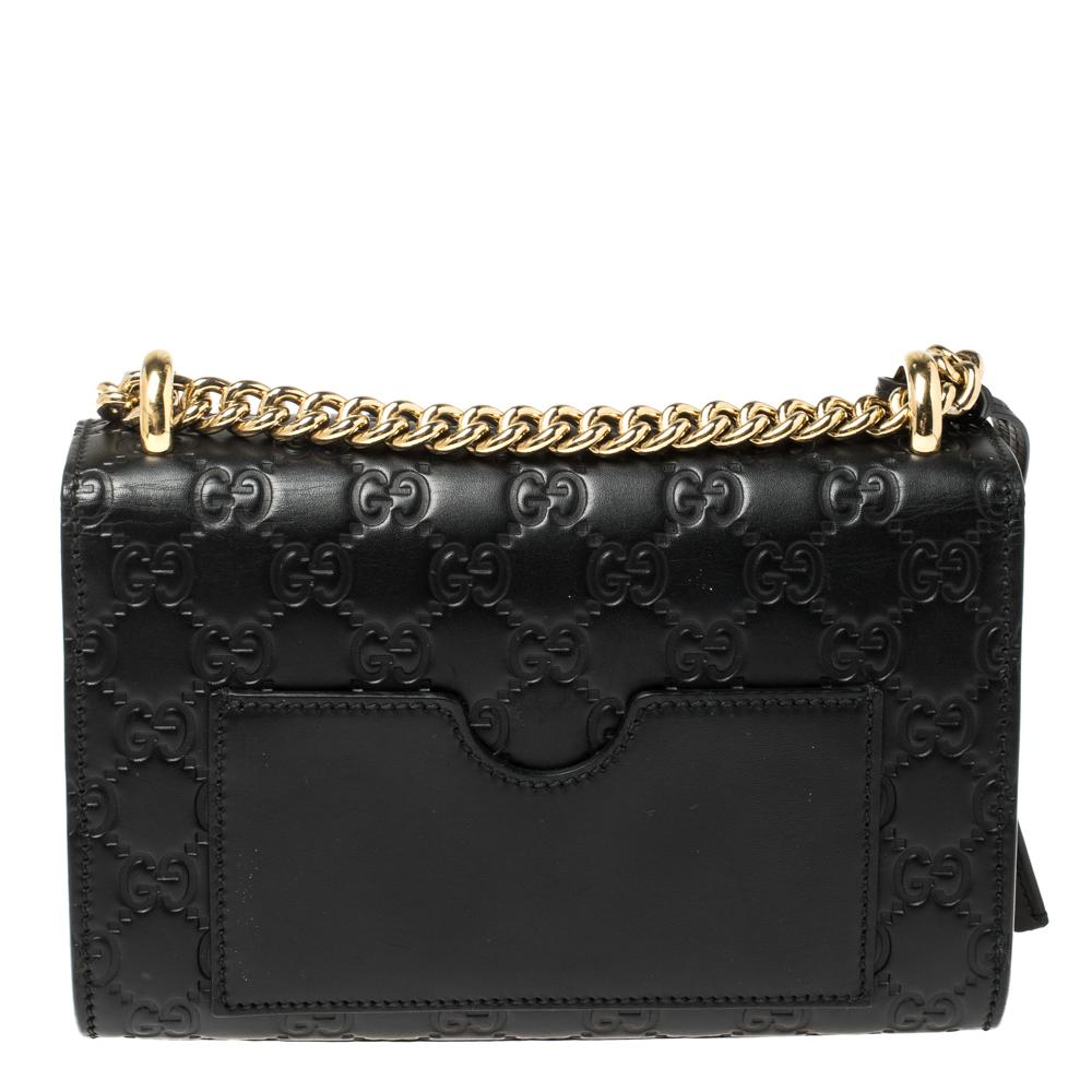 You can now get the ultimate fashion look by owning this shoulder bag today. This Gucci creation has been beautifully crafted from Guccissima leather and styled with a flap that carries a gold-tone padlock. The insides are lined with suede and sized
