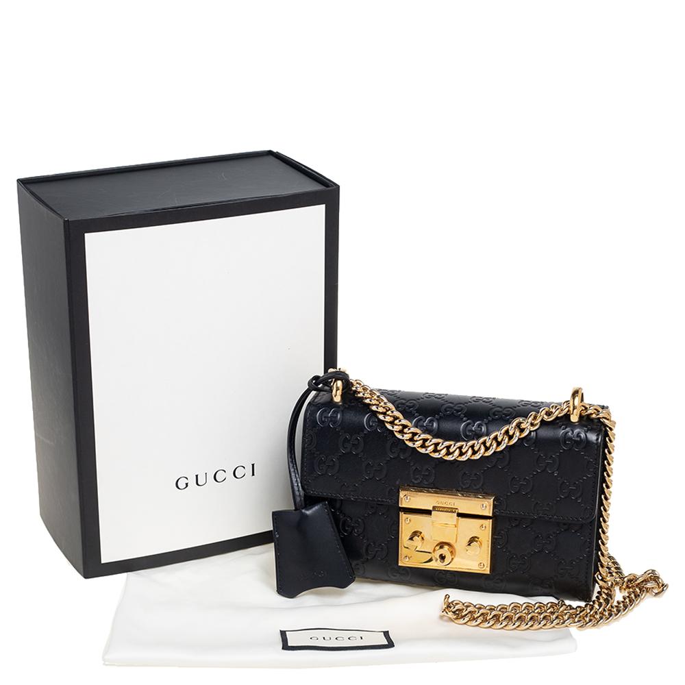 Swing this gorgeous bag and fetch endless compliments. This Gucci creation has been beautifully crafted from black Guccissima leather with a flap that carries a signature lock. The insides are lined with Alcantara and sized to dutifully hold your