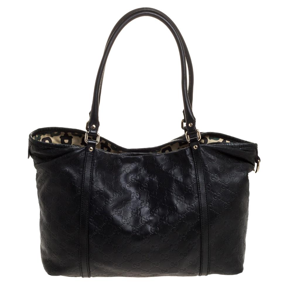Gucci brings you this super-stylish tote that carries a design that will surely grab the attention of your onlookers. It has a classy black exterior adorned with the signature Guccissima pattern. The leather tote is complete with a spacious fabric