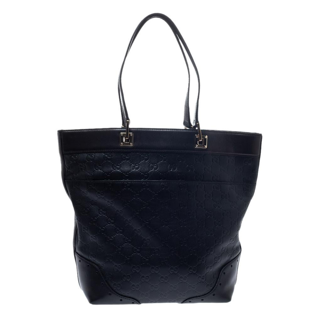 This stylish tote bag by Gucci has been crafted to assist you with ease and style on all days. It is crafted from high-quality Guccissima leather and is designed to be durable. The black tote features two handles and a spacious canvas