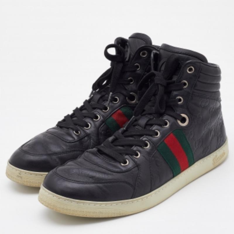 Mit ihrer klassischen Silhouette sind diese Designer-Sneakers eine nahtlose Kombination aus Luxus, Komfort und Stil. Sie sind mit charakteristischen Details und bequemen Innensohlen ausgestattet.
