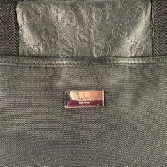 GUCCI Schwarze Guccissima Messenger Bag mit Monogramm und Nylon-Lederbesatz und Griffen oben in Schwarz
