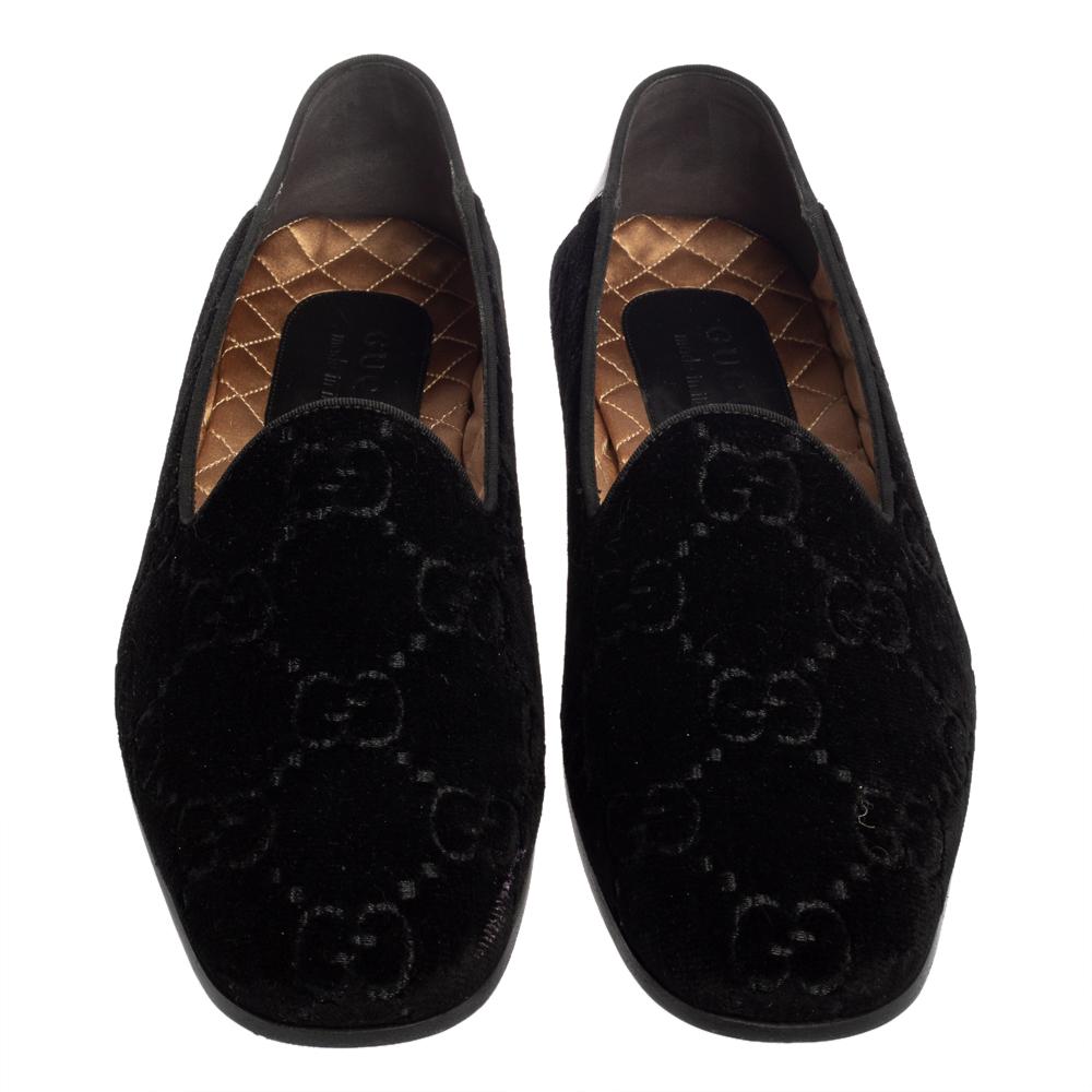 These black loafers by Gucci are a result of skillful craftsmanship and luxurious design. They have been crafted using Guccissima velvet as well as leather and designed with beauty using neat stitching. The loafers bring a refined shape and just